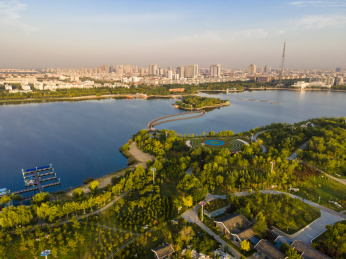 中国山东东营清风湖公园航拍湖景局部俯视图