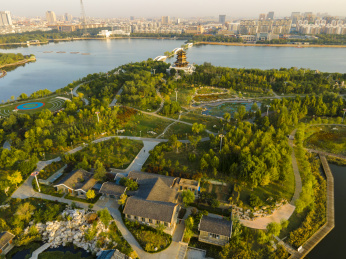 中国山东东营清风湖公园航拍湖景局部俯视图