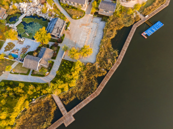 山东东营清风湖公园木筏健身步道航拍俯视图