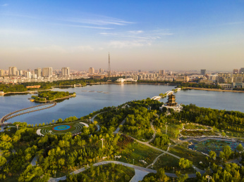 中国山东东营清风湖公园航拍湖景局部俯视图