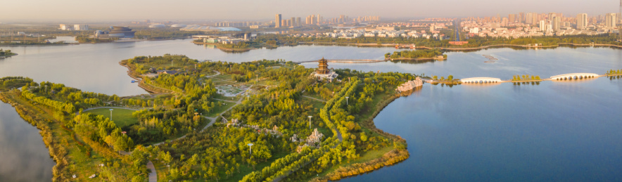 中国山东东营清风湖公园航拍全景图