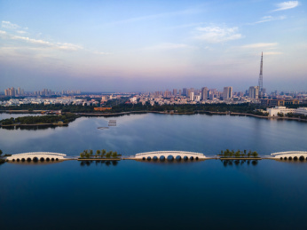 山东东营清风湖公园里的“玉带桥”航拍俯视