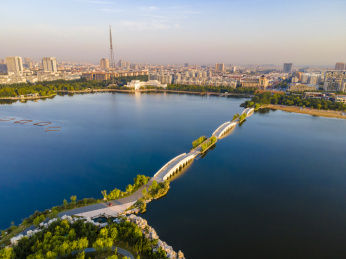 山东东营清风湖公园里的“玉带桥”航拍俯视