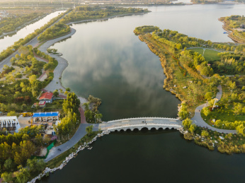 中国山东东营清风湖公园航拍的九孔石拱桥