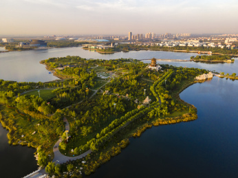 中国山东东营清风湖公园航拍全景图