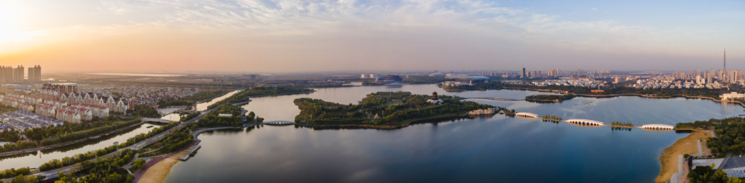 中国山东东营清风湖公园航拍全景图