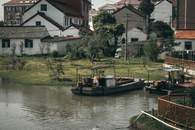 上海金山嘴渔村停靠的渔船和背后的民居