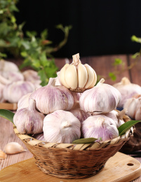 木底上放着一蓝晒干的新鲜大蒜