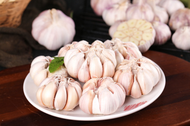 深底上放着一盘多瓣干大蒜