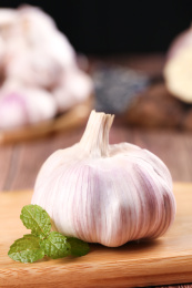 木底上放着一个干蒜头