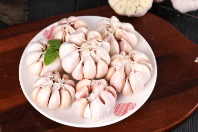 深底上放着一盘多瓣大蒜