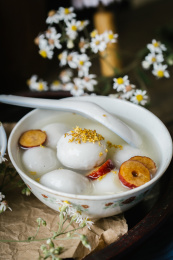 桌上一碗汤圆，细节清晰