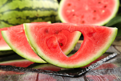 黑底上放着切块的薄皮西瓜