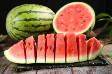 黑底上放着切块的薄皮西瓜