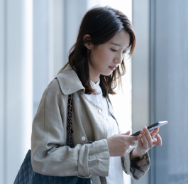 拿着手机的女士在低头看手机