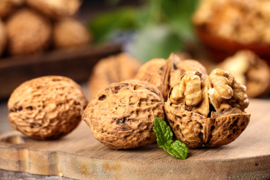 木板上放着山核桃和剥开的薄皮核桃