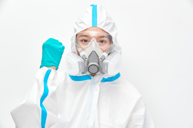 穿白色防护服佩戴护目镜口罩的女性医疗人员