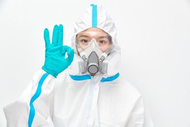 穿白色防护服佩戴护目镜口罩的女性医疗人员