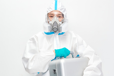 穿白色防护服佩戴护目镜口罩的生化防护员