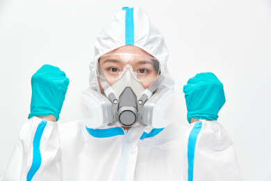 穿白色防护服佩戴护目镜口罩的女性医疗人员