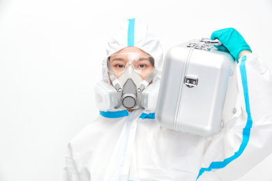 穿白色防护服佩戴护目镜口罩的生化防护员
