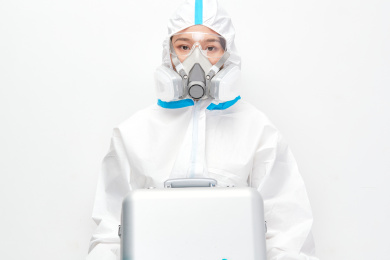 穿白色防护服佩戴护目镜口罩的生化防护员