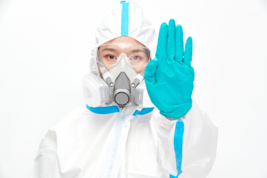 穿白色防护服佩戴护目镜口罩的女性医疗人员