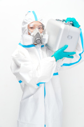 穿白色防护服佩戴护目镜口罩的生化防护员