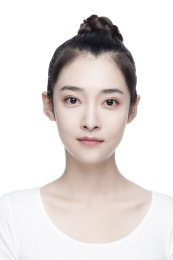 东方女性白背景正面半身像