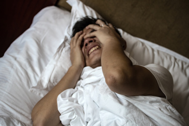 失眠症患者在痛苦地挣扎