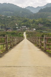 郴州市东江湖黄草镇陈旧的水泥桥