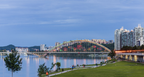 四川绵阳市涪江河堤看越王楼夜景风光