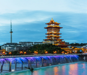 四川绵阳市涪江河堤看越王楼夜景风光