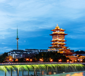 四川绵阳市涪江河堤看越王楼夜景风光