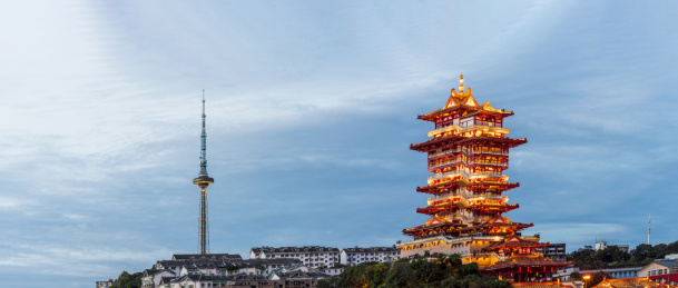四川绵阳市涪江河堤看越王楼夜景风光