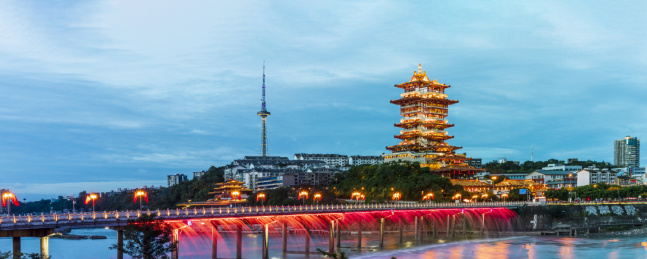 四川绵阳市涪江河堤看越王楼夜景风光