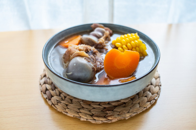 广东老火靓汤玉米胡萝卜猪大骨汤  