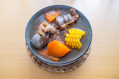 广东老火靓汤玉米胡萝卜猪大骨汤  