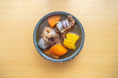 广东老火靓汤玉米胡萝卜猪大骨汤  