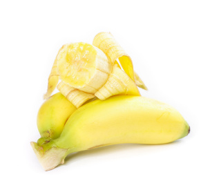 白底上放着两根小香蕉和一根剥开皮半边香蕉