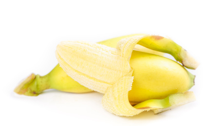 白底上放着一根完整的香蕉和一根剥开皮香蕉