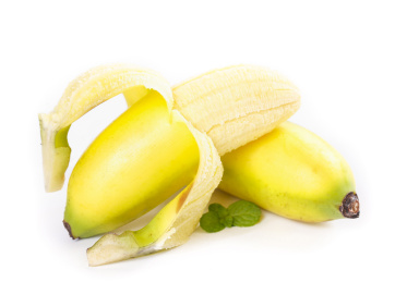 白底上放着一根完整的香蕉和一根剥开皮香蕉