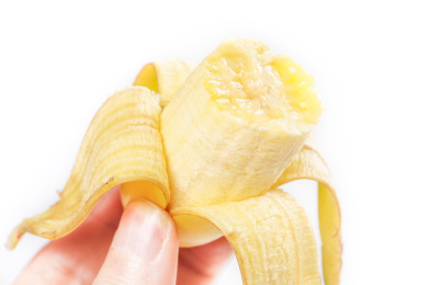 手上拿着剥皮的半节小香蕉