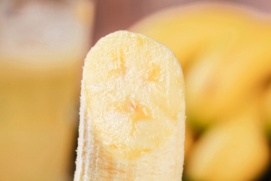 一根剥皮的半节香蕉