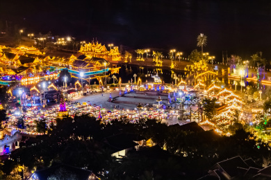 中国云南省景洪市夜晚告庄大金塔景区建筑