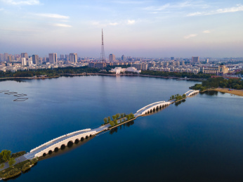 中国山东东营清风湖公园航拍的九孔石拱桥