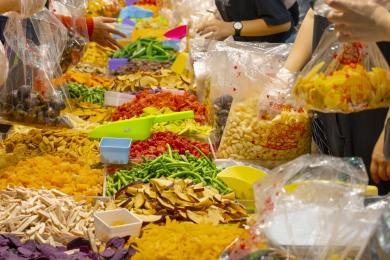 新年前著名的台北年货大街人们采购干燥蔬果