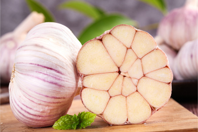 木底上放着一个干大蒜和一个半边大蒜头