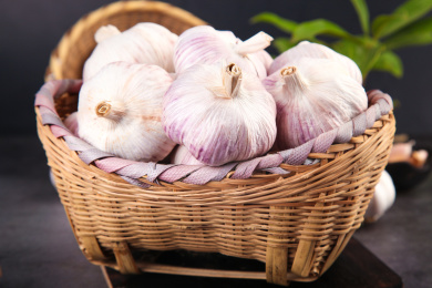 黑底上放着一蓝子干大蒜头