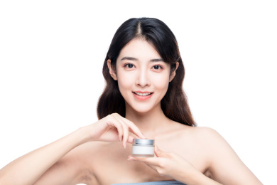 漂亮的亚洲美女抹面霜白色背景半身肖像